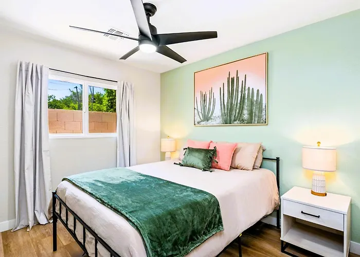 5br Estate, Heated Pool, Putting Camelback Views, Sleeps 12 Holiday home *